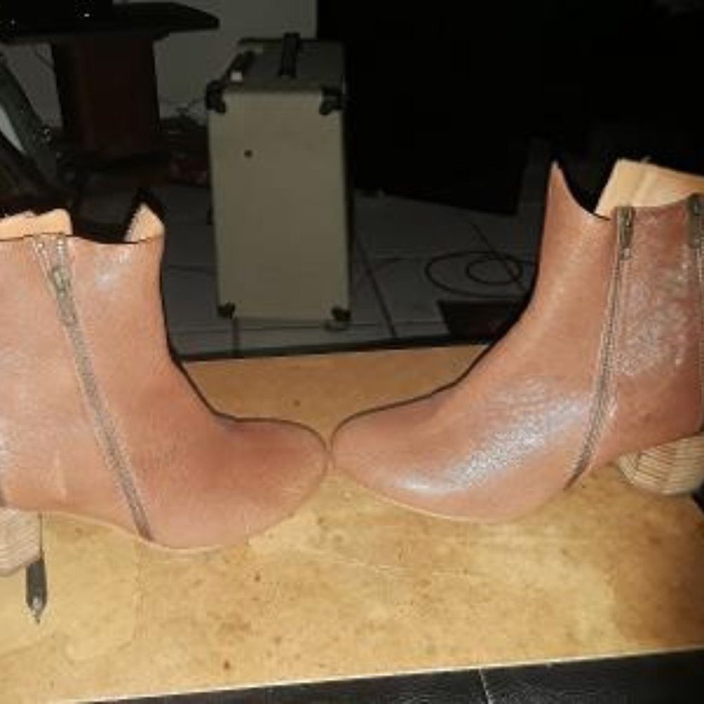 WOMANS KENNETH COLE ANKLE BOOTS SZ 10